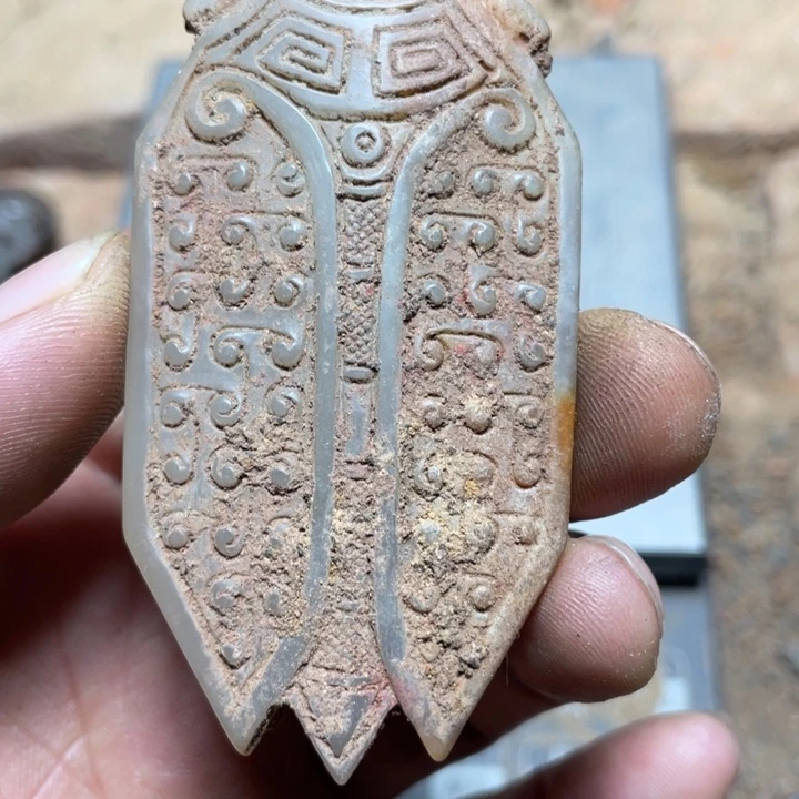 竹***菊和田玉（糖玉）未镶嵌颈饰