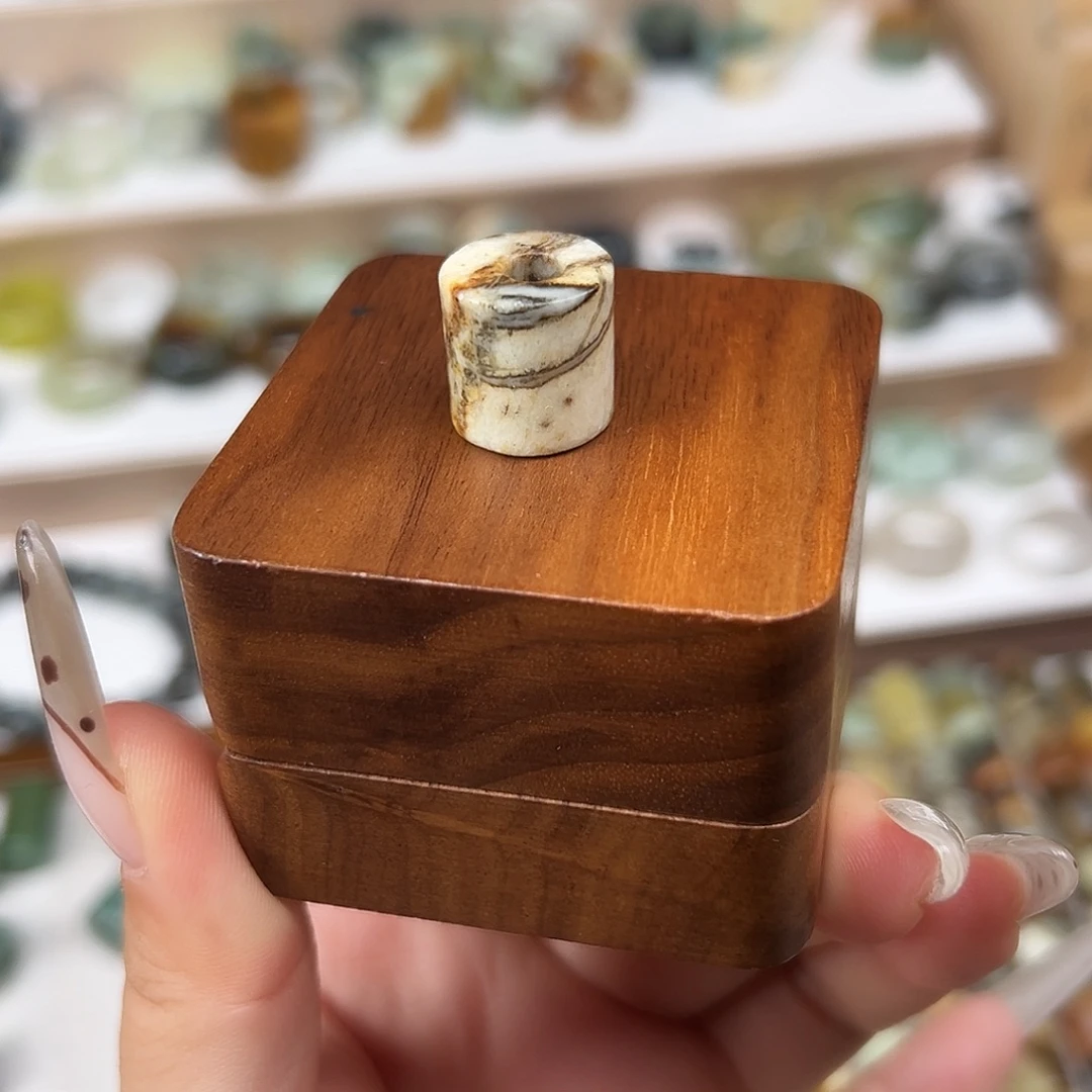 蛇纹石玉未镶嵌颈饰线条