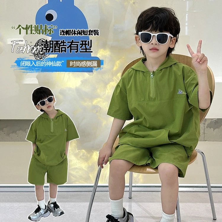 韩版透气薄款绿色短袖裤子套装中小童夏季两件套模特实拍