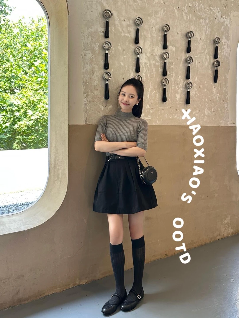 【清风叙】秋气质中领灰色修身针织上衣减龄显瘦高腰百褶黑色半身裙