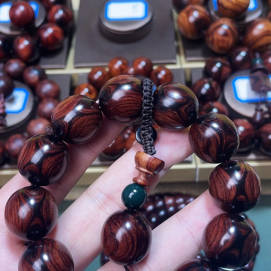 花梨木类邻**孩2.0对眼鬼脸