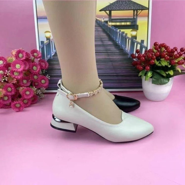 低跟单鞋时尚妈妈鞋春季2025新款百搭舒适软底休闲女一字扣带皮鞋
