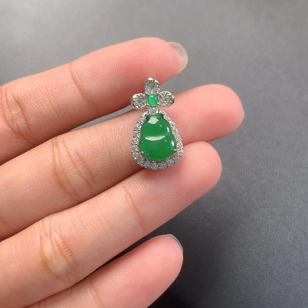 翡翠未镶嵌颈饰葫芦