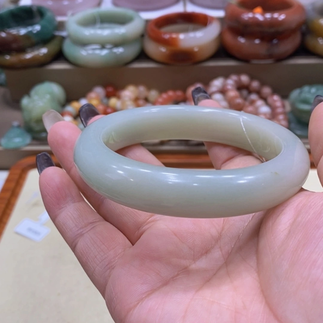 【闪购商品】未镶嵌手镯石英质玉