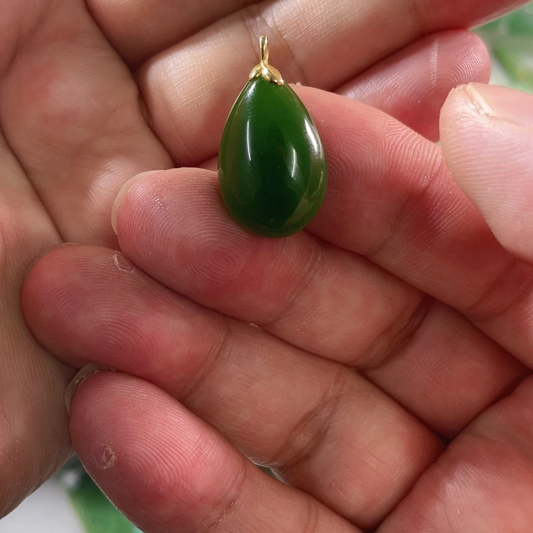 颈饰18K金镶嵌和田玉（碧玉）