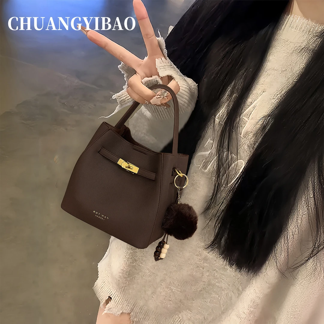 秋冬超火手提咖色水桶包包女式2025新款轻奢小众设计高级感斜挎包