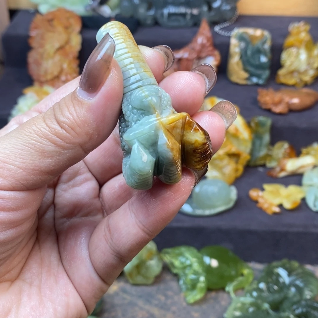 旭****蛇纹石玉未镶嵌颈饰