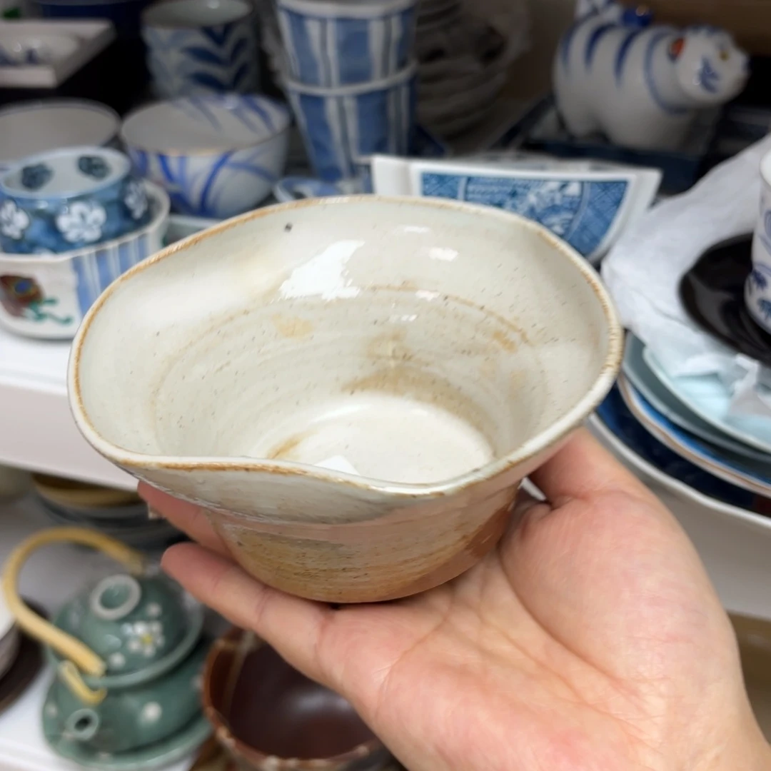 粉引陶胎葵口钵一只
