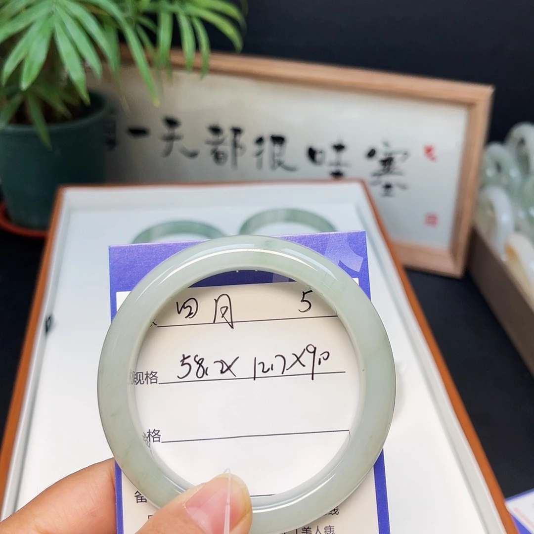 四***月未镶嵌手镯石英质玉