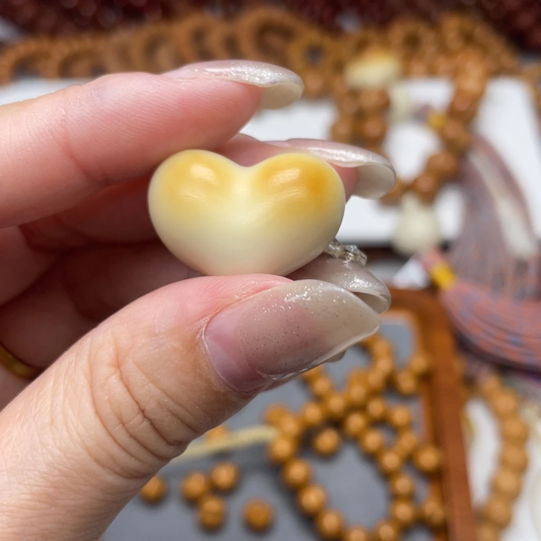 猴头核桃配饰爱心