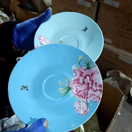 一***过瓷片盘子碗茶壶啥都有