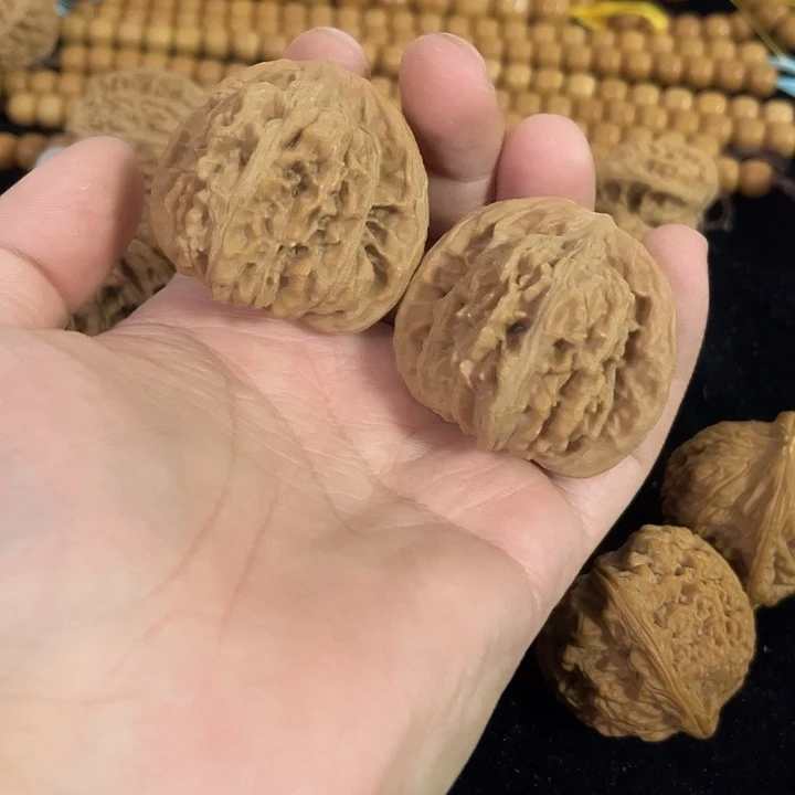 文玩核桃把件44左右微微瑕四座楼，编号020