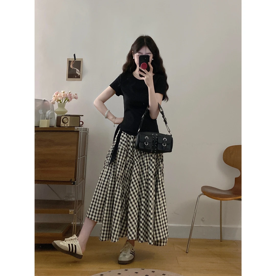 2025夏季文艺感高腰褶皱不规则格纹半身裙黑色修身显瘦T恤两件套
