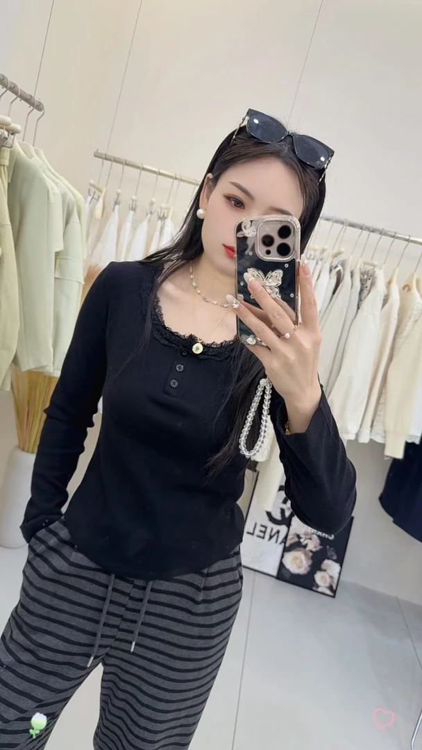 【姑姐严选】2025春夏新款圆领三粒扣蕾丝拼接修身打底T恤女