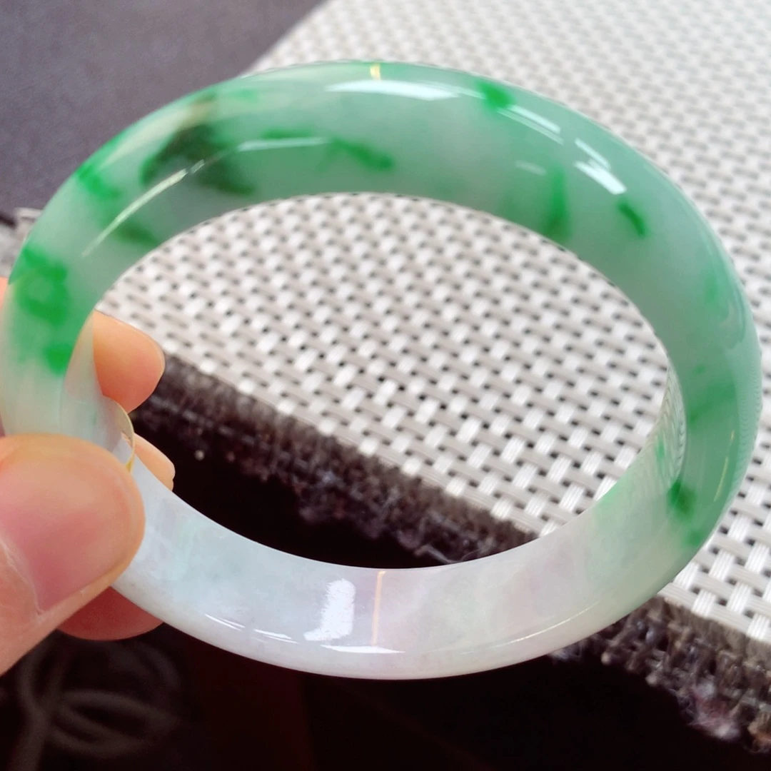 翡翠手镯未镶嵌缅甸