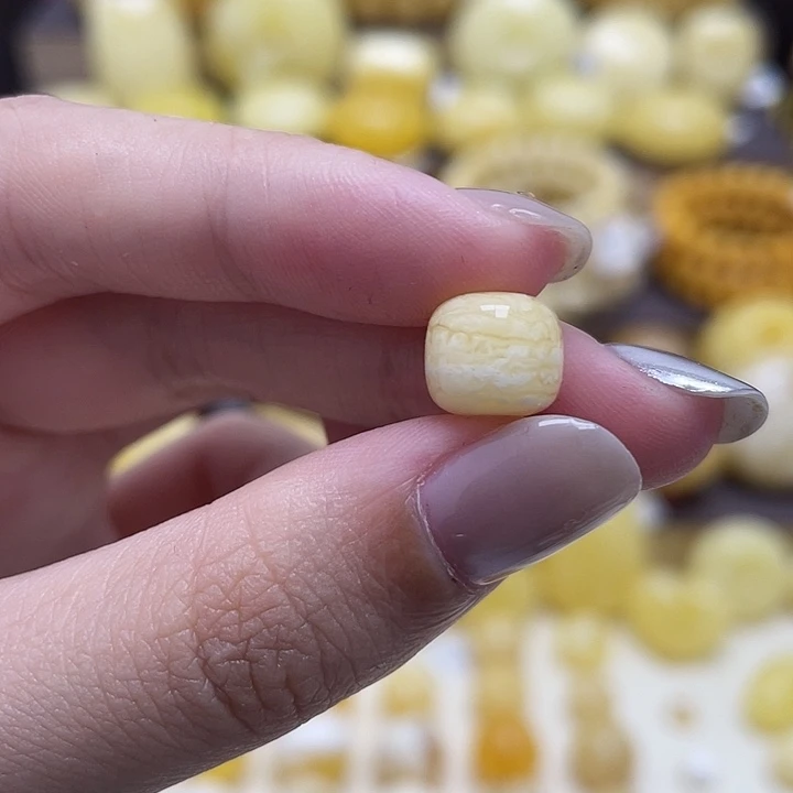 琥珀未镶嵌裸石9.4*8.2mm瑕福利