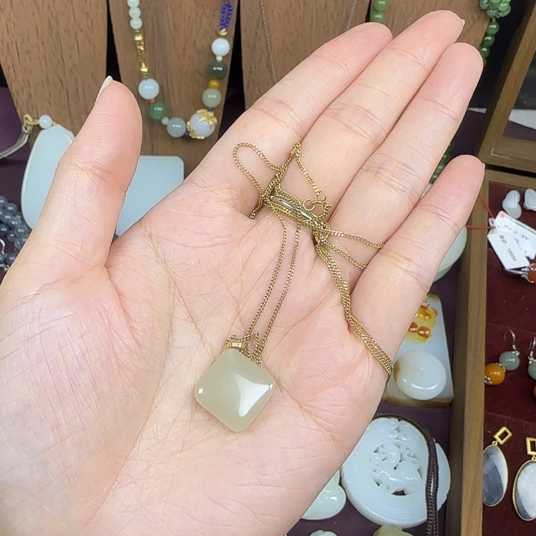 颈饰18K金镶嵌和田玉