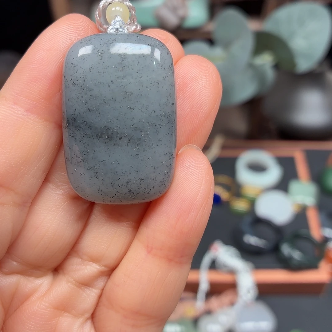 熊***2和田玉未镶嵌颈饰