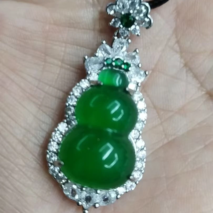 满绿色葫芦玉髓吊坠