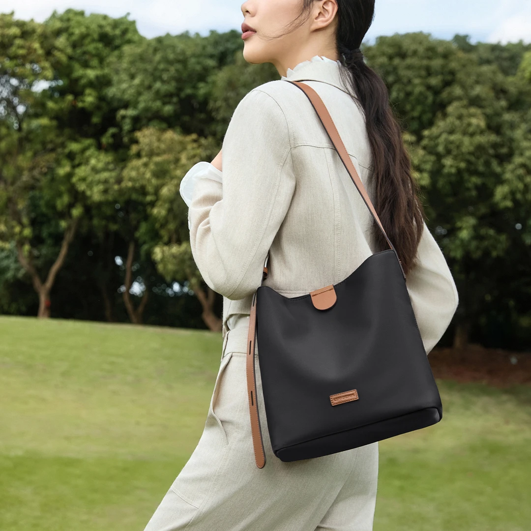 莱夫秋冬出游尼龙帆布水桶包女大容量单肩包新款通勤休闲斜挎包