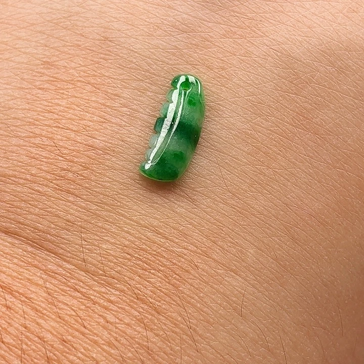 翡翠未镶嵌颈饰木梳辣绿