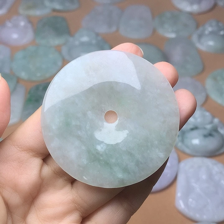 翡翠未镶嵌颈饰平安扣