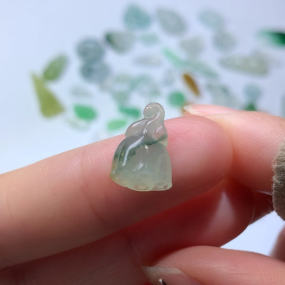 翡翠未镶嵌颈饰莲蓬