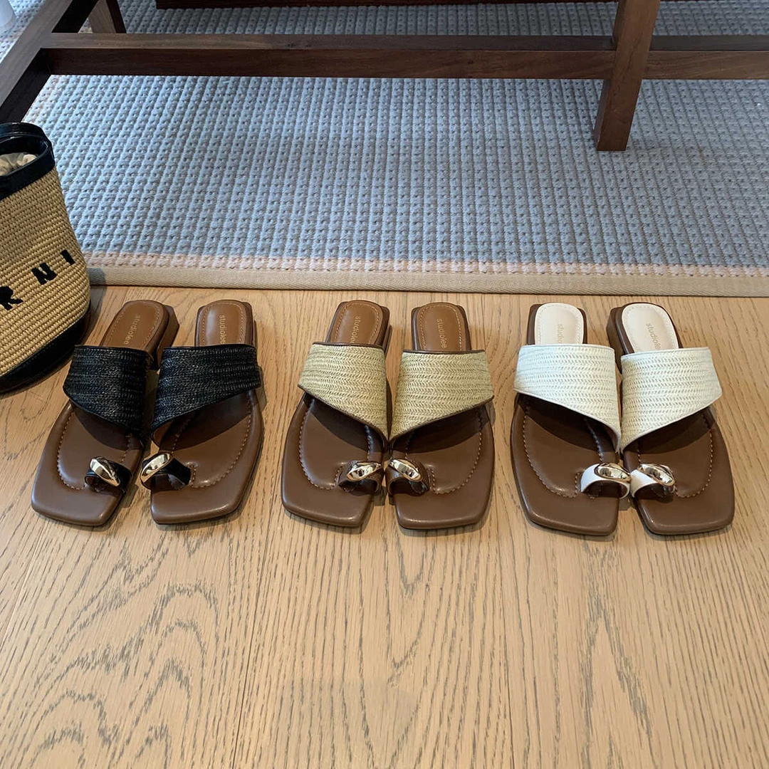 羊皮版~葡萄妈同款度假风金属夹脚方头草编织套趾拖鞋女夹趾凉拖