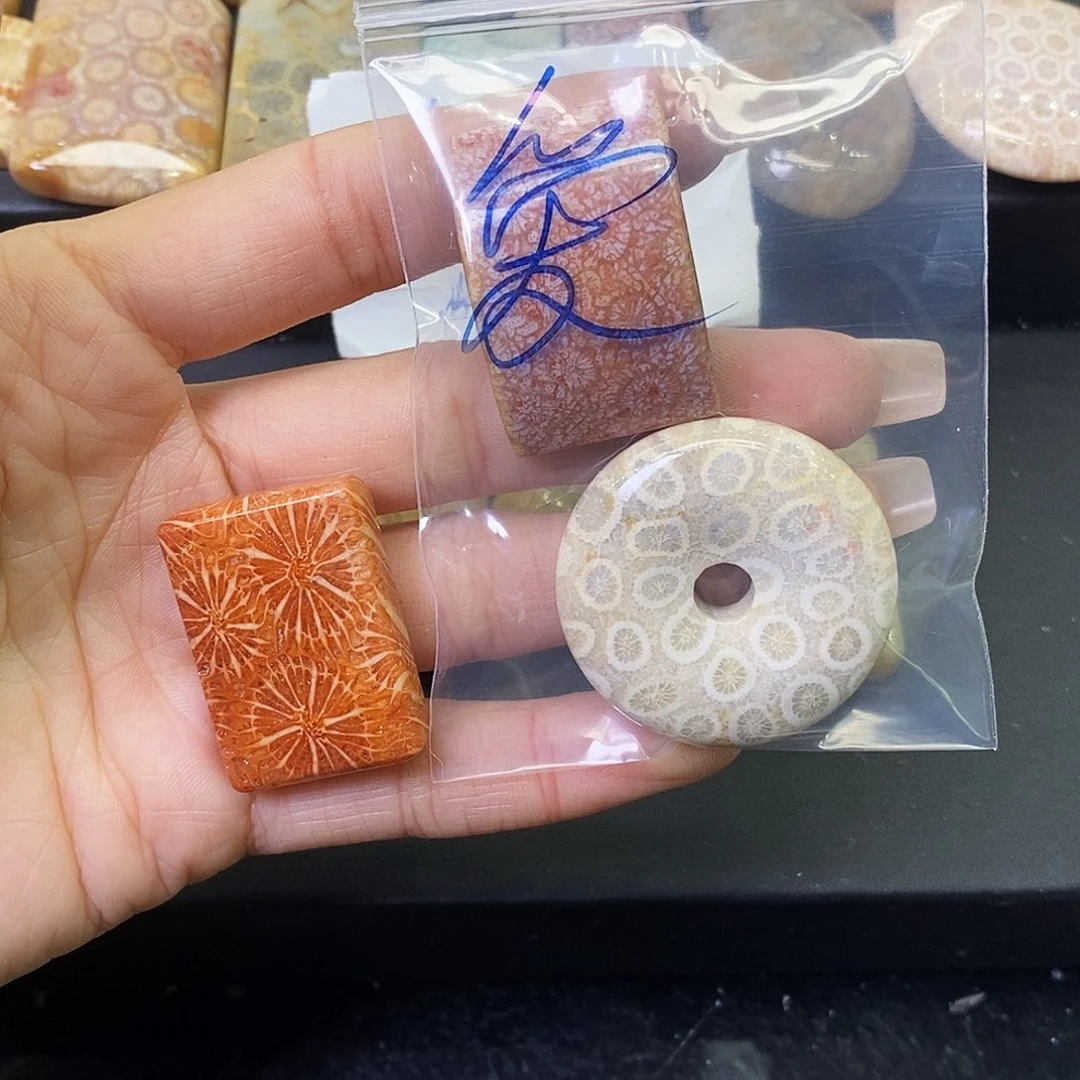 硅化玉颈饰合金爱****嬢