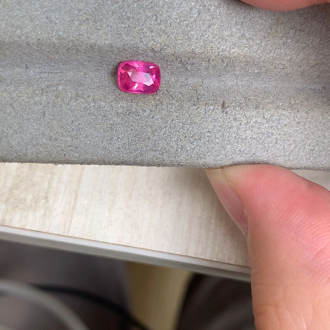 裸石尖晶石1.1卡 无烧 莲花