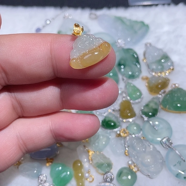 翡翠18K金镶嵌颈饰