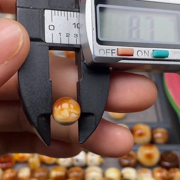 裸石琥珀未镶嵌圆珠