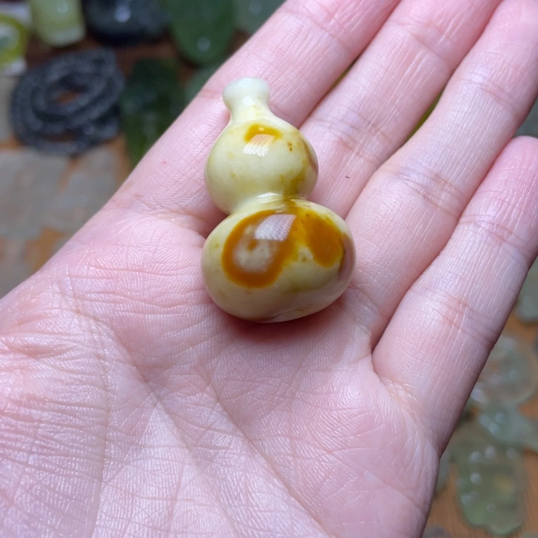 朱***语蛇纹石玉未镶嵌包挂