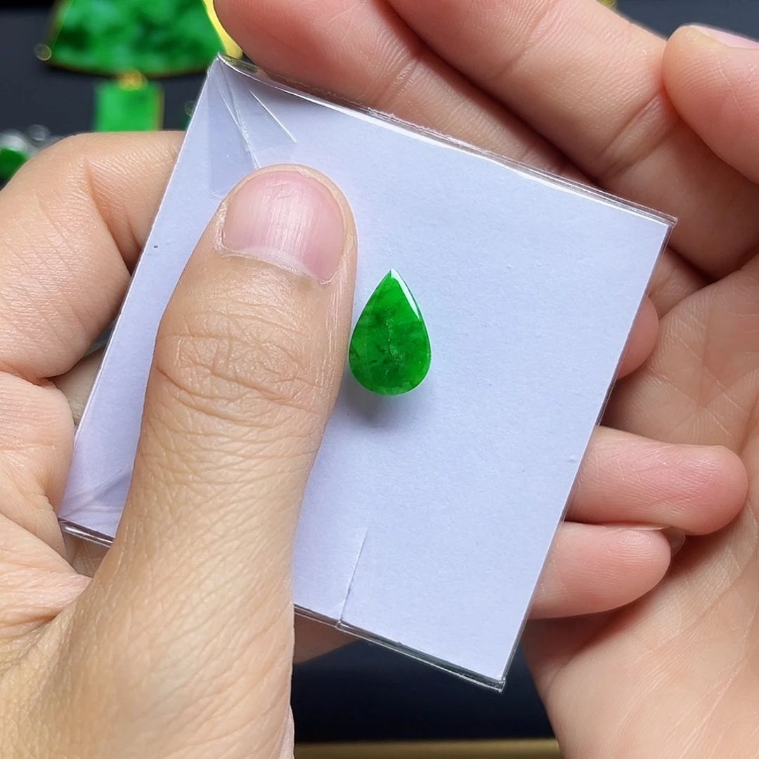 翡翠未镶嵌颈饰有纹裂