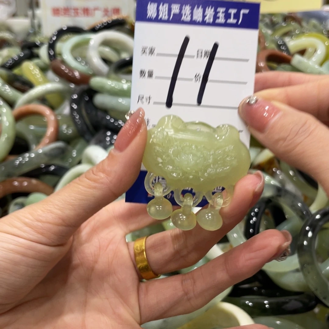 蛇纹石玉手镯未镶嵌