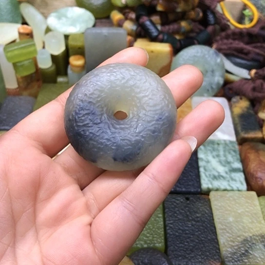 岫玉未镶嵌颈饰霸*