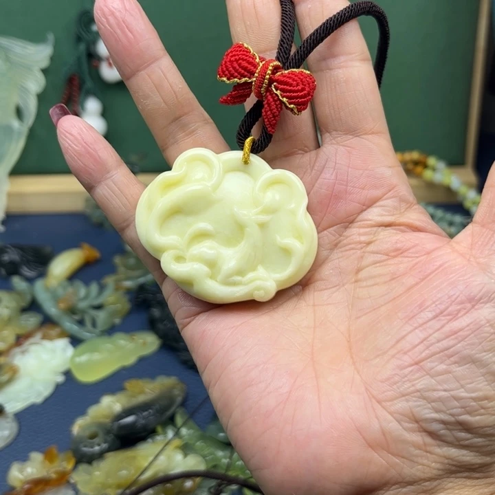 蛇纹石玉吊坠合金蟑***?