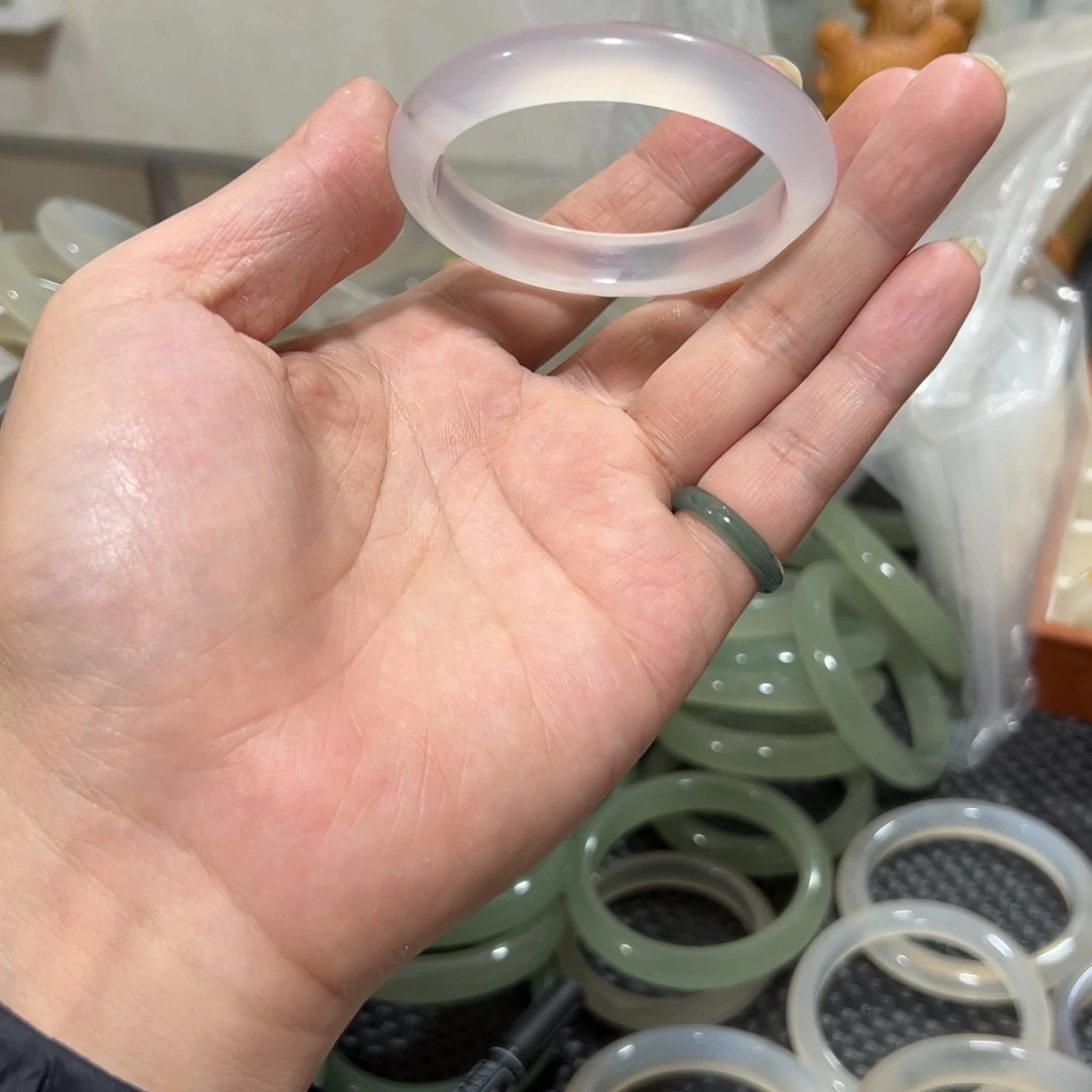 玛瑙/玉髓未镶嵌手镯54圈有包容45