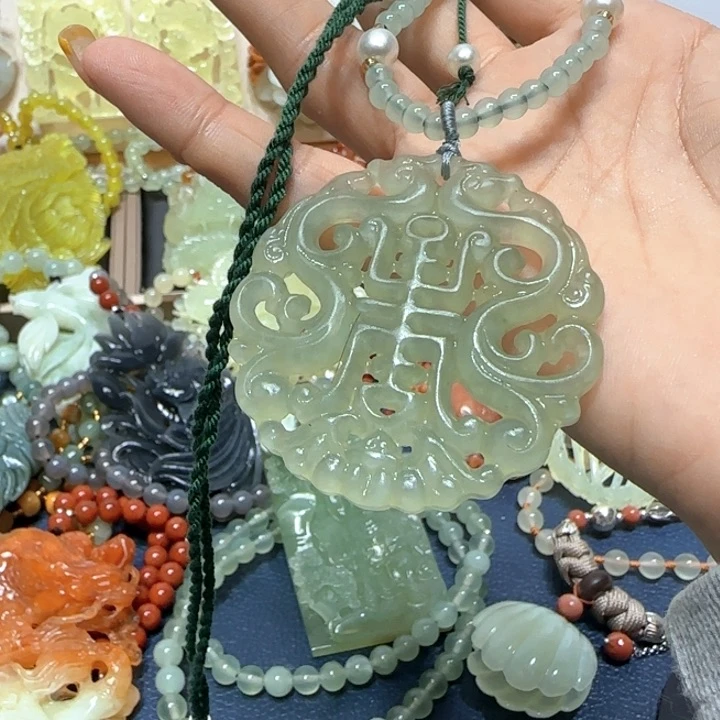 未镶嵌蛇纹石玉吊坠