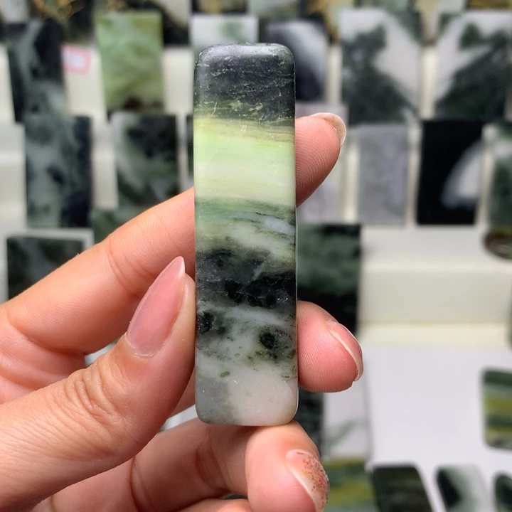 独山玉颈饰未镶嵌