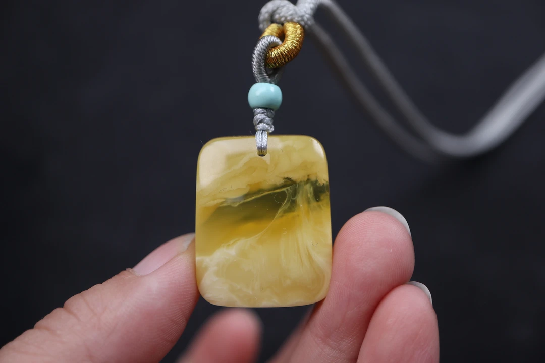 特色金绞蜜一线天蜜蜡方牌，带点微荧光，裸重4.53g，无杂裂