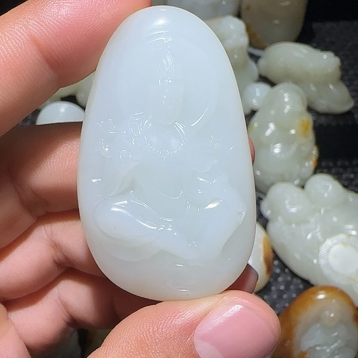 张***》和田玉未镶嵌颈饰