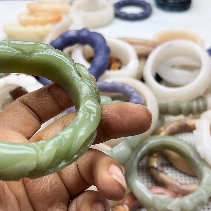 未镶嵌手镯石英岩玉