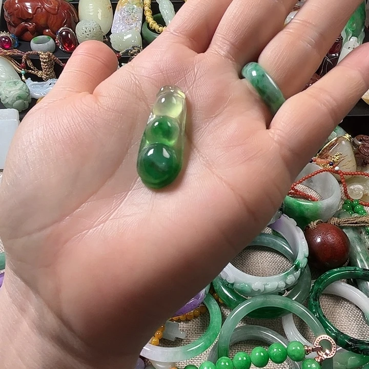 翡翠未镶嵌颈饰翡翠未镶嵌颈饰