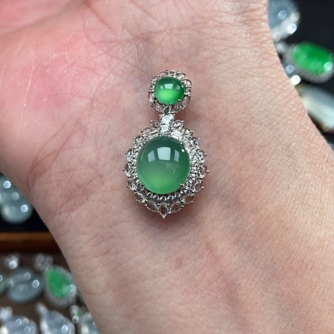 颈饰18K金镶嵌翡翠蛋面