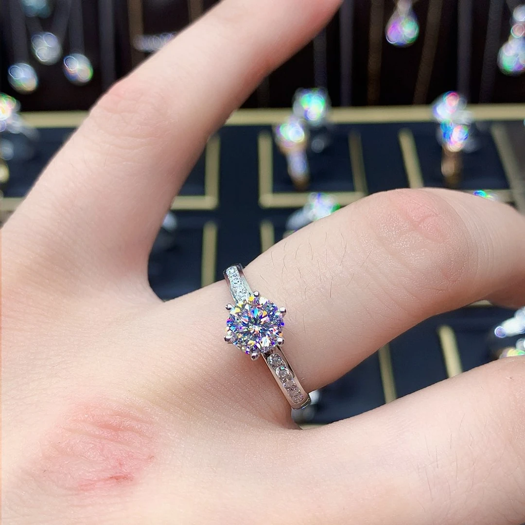 18K金镶嵌合成碳硅石（莫桑石）戒指/指环秋*