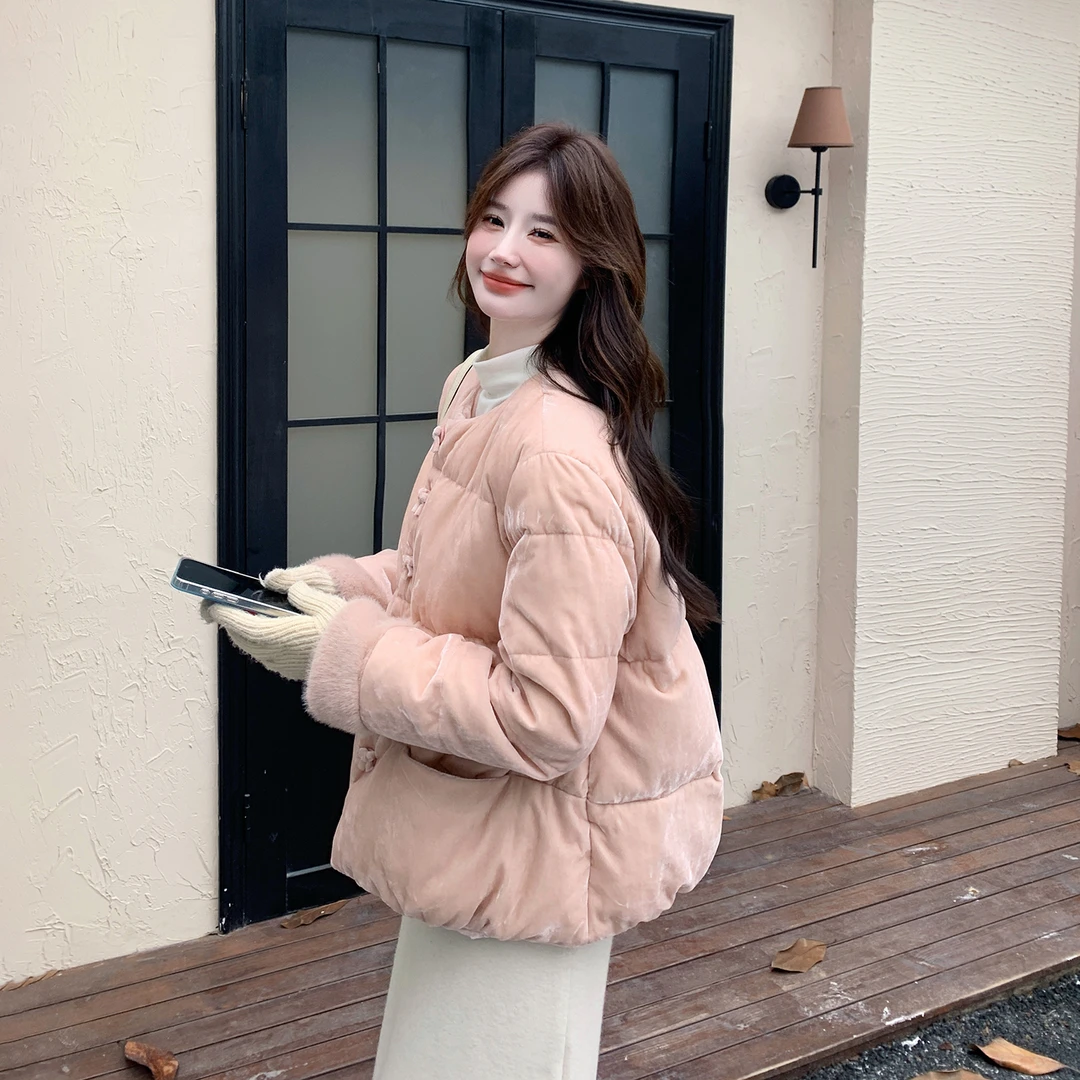 粉色新中式丝绒高级感短款羽绒服女2025冬季新款保暖温柔圆领外套