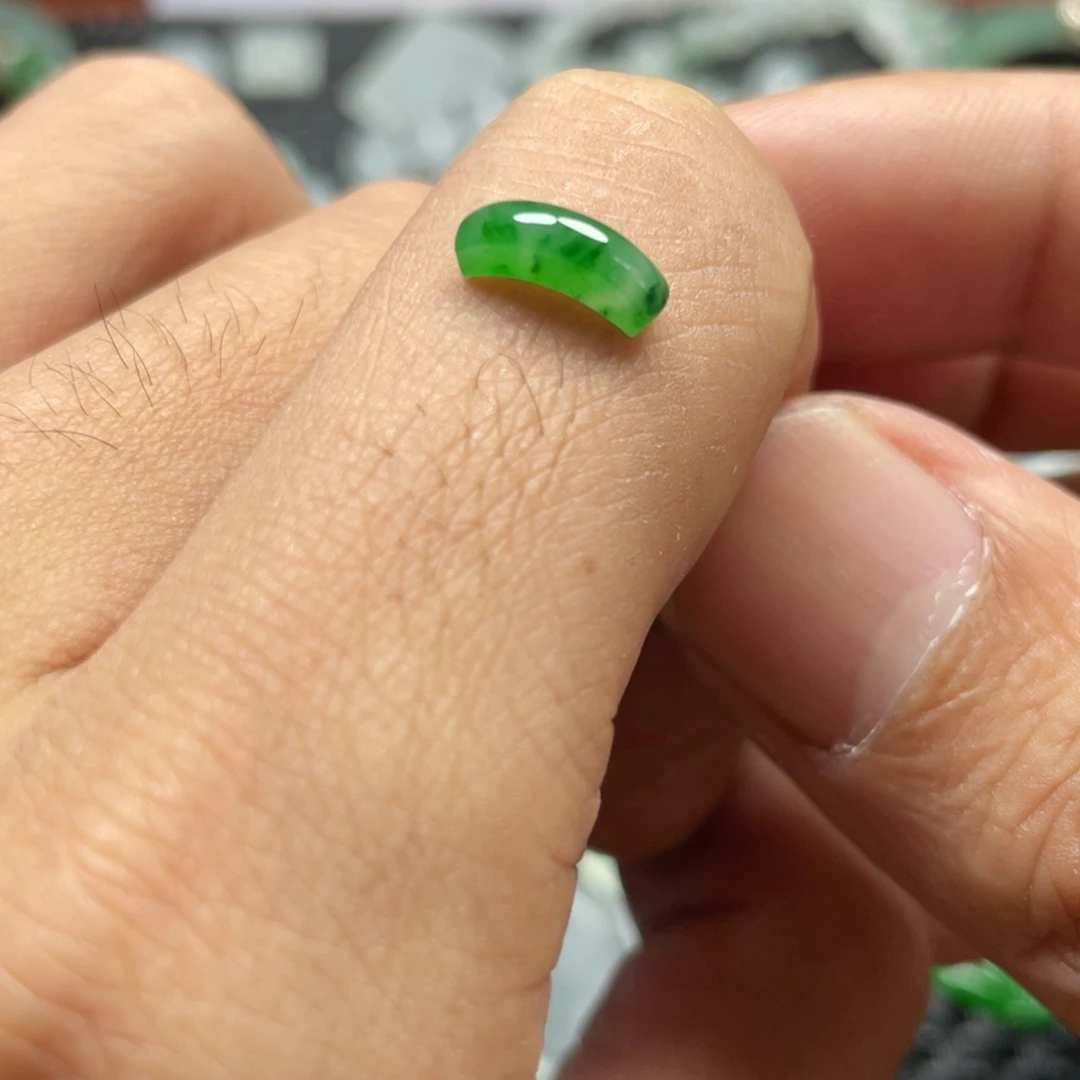 翡翠颈饰未镶嵌燕