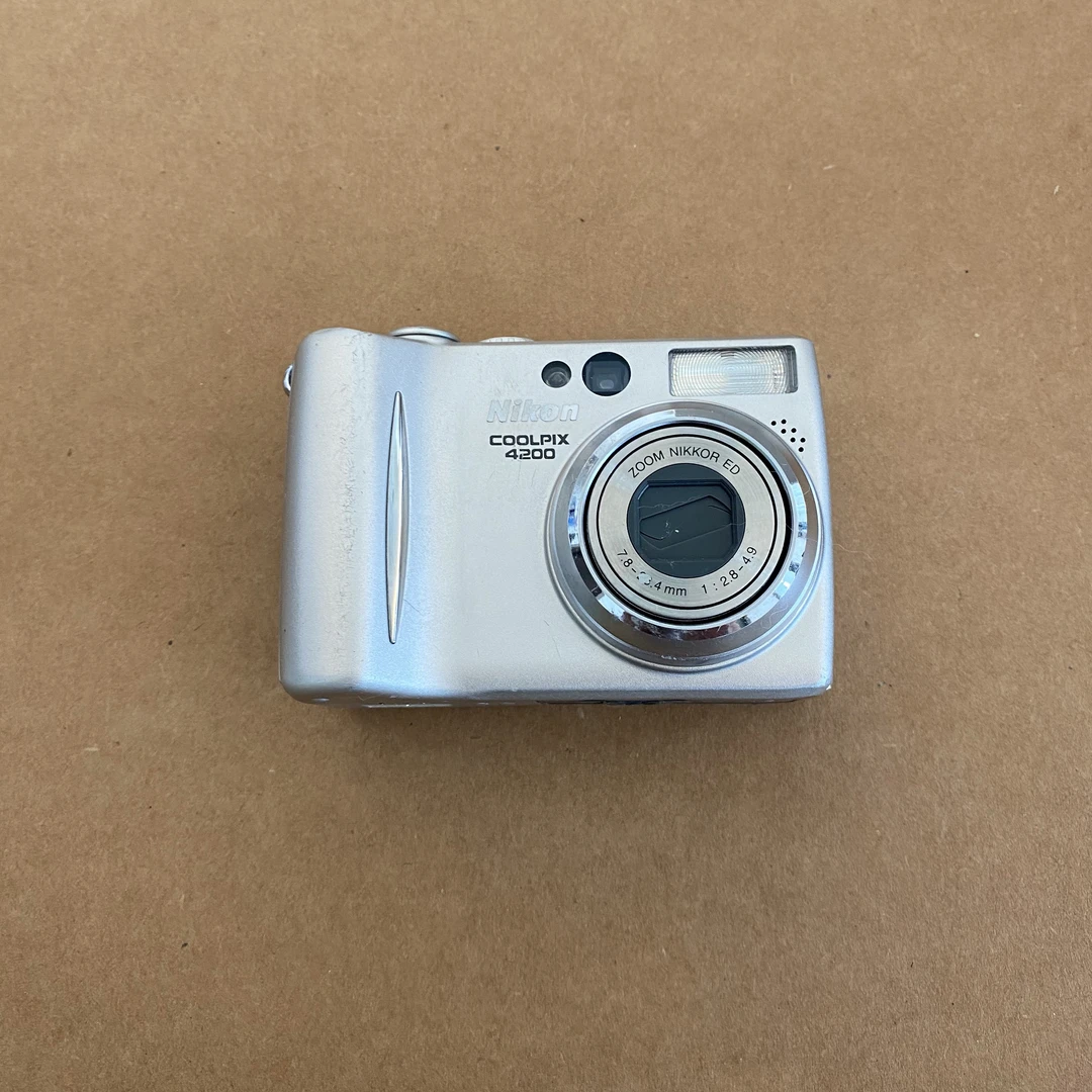 9新 Nikon/尼康 尼康coolpix4200 400万像素 no质量问题no退换