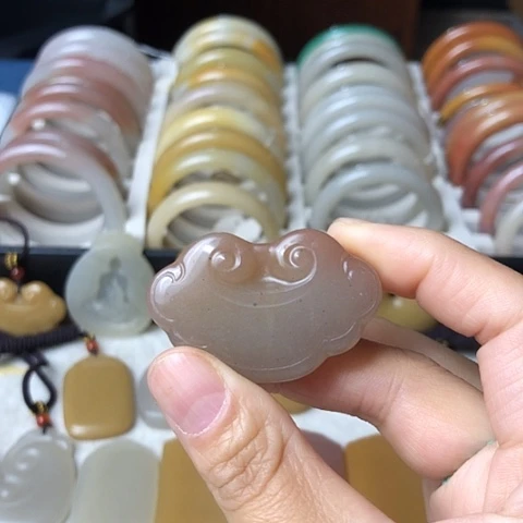 石英质玉未镶嵌颈饰